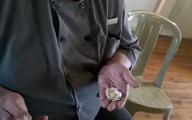 Coenie Wessels van Gansbaai Superspar is duidelik besig om te wys hoe hy die Suikerkunskursus geniet